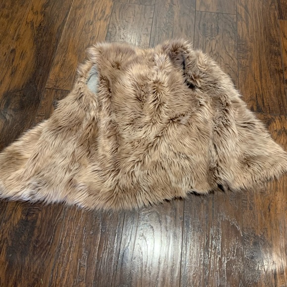 Dylan Faux Fur Vest - Picture 8 of 11